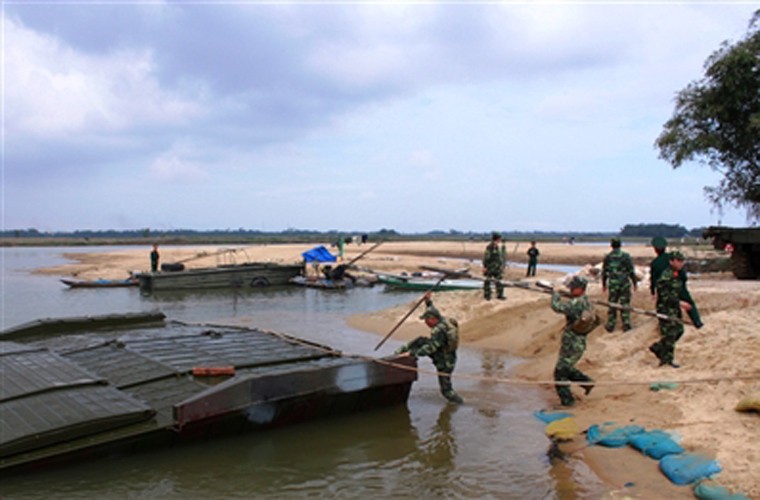 Thành lập ngày 1/11/1971, Lữ đoàn Công binh 270 (Quân khu 5) ra đời trong thời điểm ác liệt của cuộc kháng chiến chống Mỹ cứu nước. Với nhiệm vụ ban đầu là mở đường bảo đảm giao thông, chiến đấu bảo vệ hành lang, vận chuyển vũ khí, lương thực, thực phẩm, phục vụ đáp ứng yêu cầu cơ động chiến đấu của các đơn vị lực lượng vũ trang quân khu. Trong ảnh là Tiểu đoàn vượt sông 25 (Lữ đoàn 270) huấn luyện bắc cầu phao.